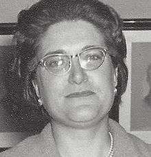 Black and white close portrait of an woman wearing spectacles