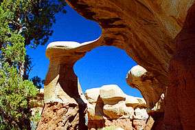 photo of Metate Arch, a slender natural rock arch in the Devils Garden