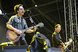 Kelly Jones singing and playing guitar with Richard Jones on bass.