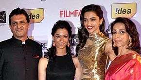 Deepika Padukone is posing with her father, mother and sister