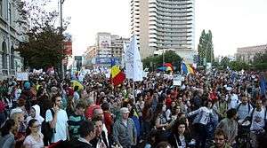 Large demonstration, with many tricolor (vertical blue, gold and red) Romanian flags