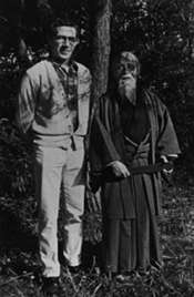 Robert Nadeau next to his then teacher Morihei Ueshiba (circa 1960)