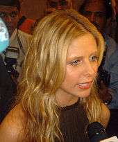 Colour photograph of Sarah Michelle Gellar in 2004