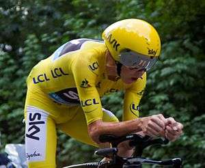 Chris Froome on a time trial bike wearing the yellow jersey